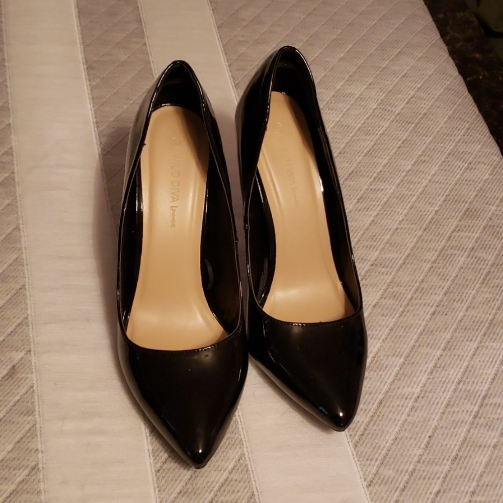 Black pumps